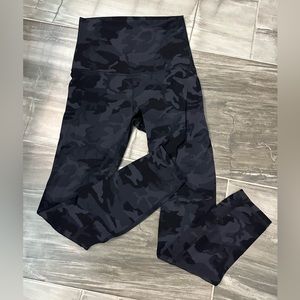 Lululemon aligns size 4